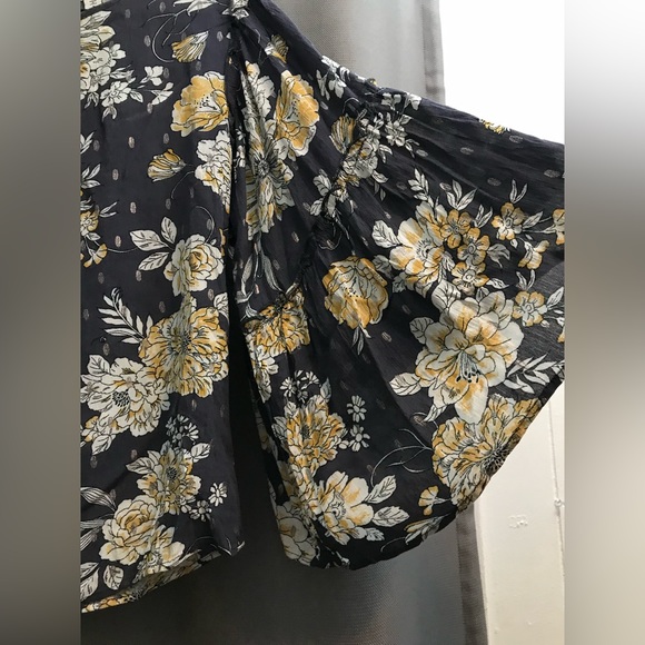 Gypsies and moondust long bell sleeve grey floral print loose top size small - Picture 3 of 4